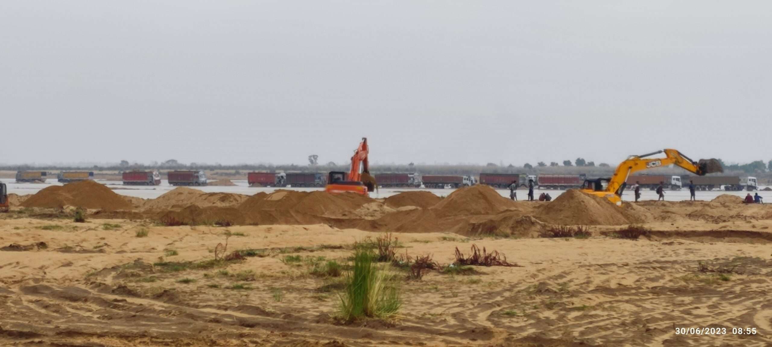 sasaram News : घाटों का नहीं शुरू हुआ संचालन, महंगे दामों पर लोग खरीद रहे है डंप बालू