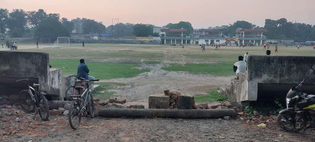 कोल परियोजना में मिट्टी स्लाइड से पीसी मशीन पर गिरा मलबा, बचा ऑपरेटर