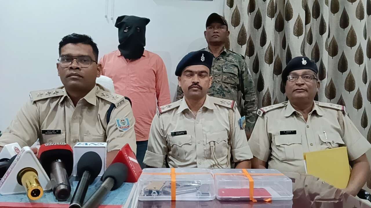Chaibasa News : देसी पिस्टल व 7 कारतूस के साथ युवक गिरफ्तार