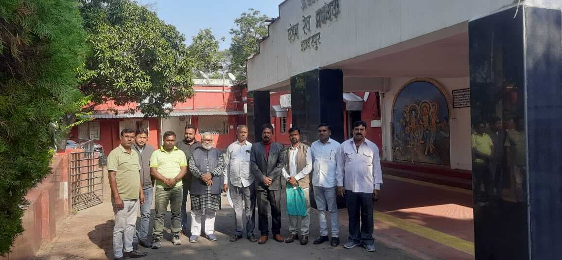 Chaibasa News : चक्रधरपुर स्टेशन जाने वाली सड़क पर गेट लगाने का विरोध