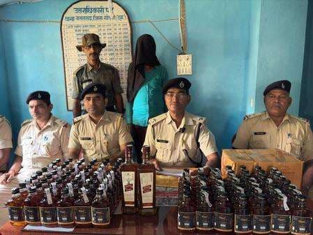 127 बोतल शराब के साथ युवक गिरफ्तार, एक तस्कर फरार