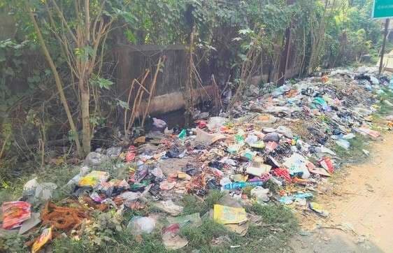 दूषित पानी व गंदगी से नाला जाम, दुर्गंध से ग्रामीण परेशान