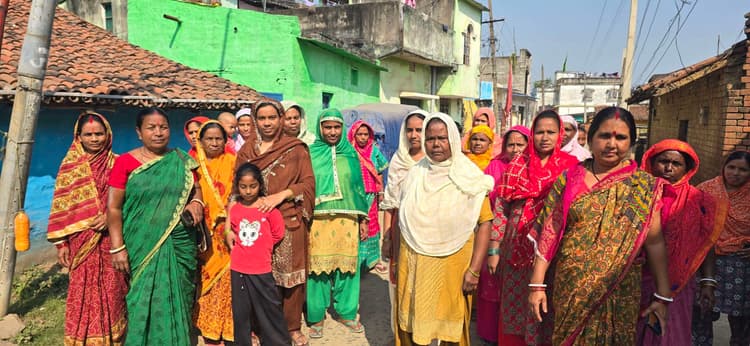 Chaibasa News : जर्जर रोड और अधूरी पुलिया से ग्रामीण त्रस्त, सड़क पर महिलाओं का प्रदर्शन