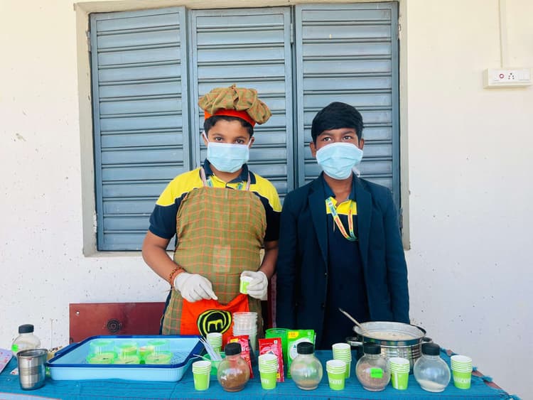 Seraikela Kharsawan News :  खरसावां के अशोका इंटरनेशनल स्कूल में बच्चों ने आकर्षक मुखौटे बनाये