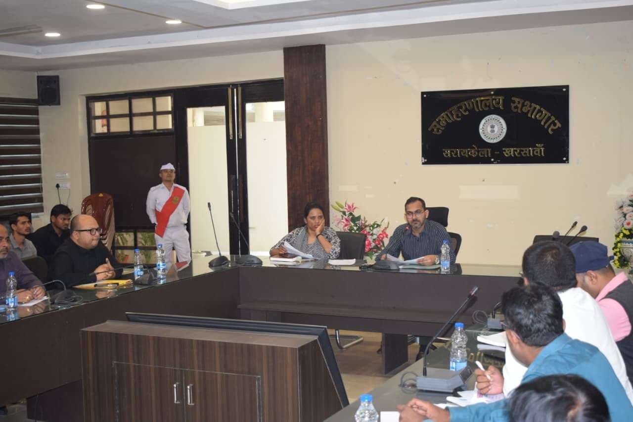 Seraikela Kharsawan News : श्रमिकों व महिलाओं को सरकारी योजनाओं से जोड़ें : उपायुक्त