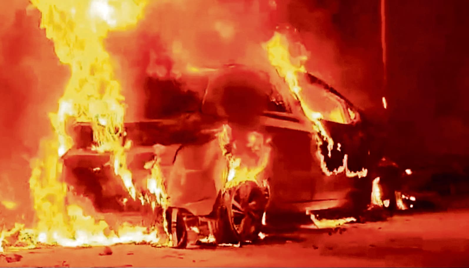 Jamshedpur News : जुगसलाई में खड़ी कार में लगी आग, एक घंटे तक लगा जाम