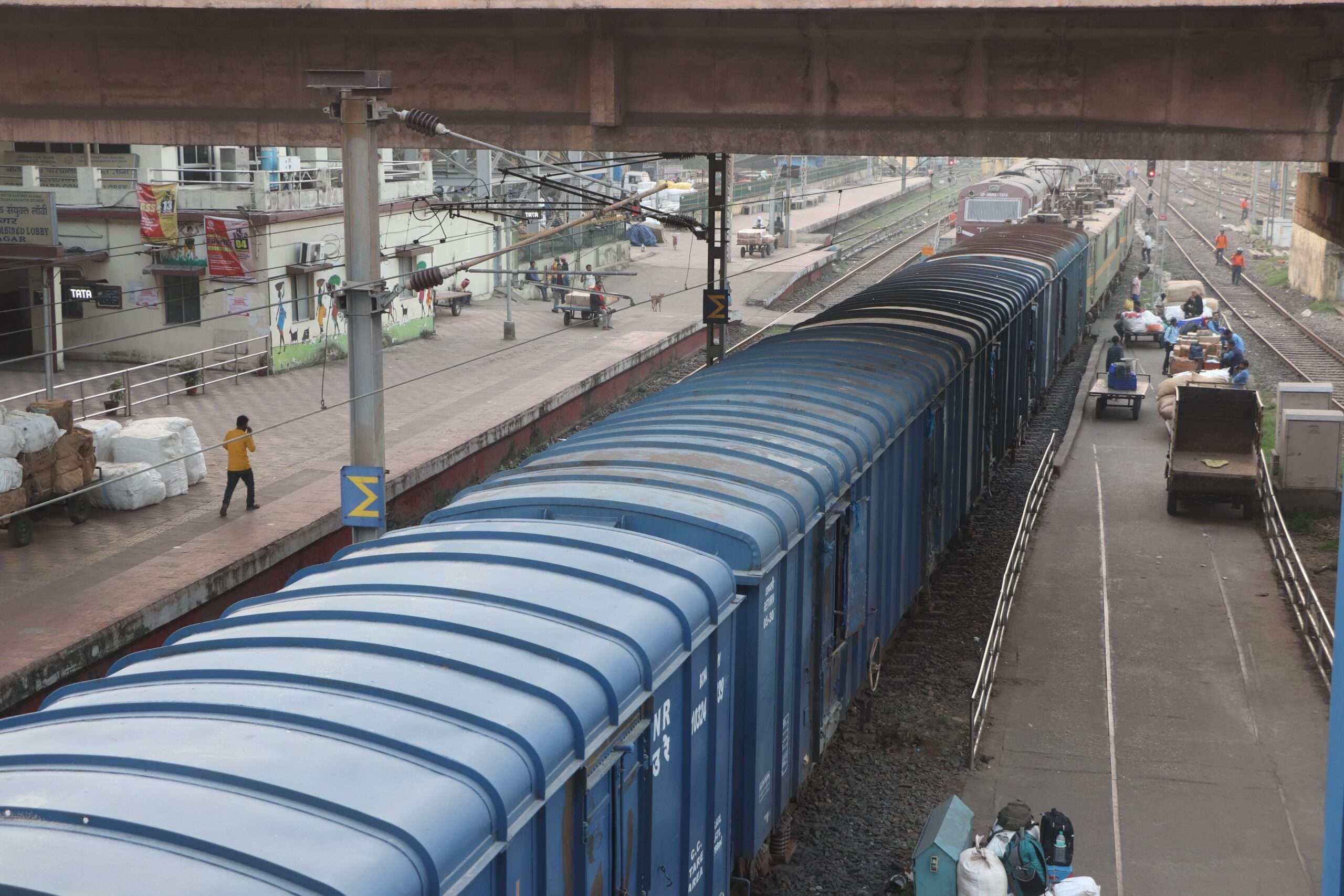 Jamshedpur News : टाटानगर स्टेशन पर पैदल मार्ग पर खड़ी हुई मालगाड़ी, साढ़े तीन घंटे परेशान रहे यात्री