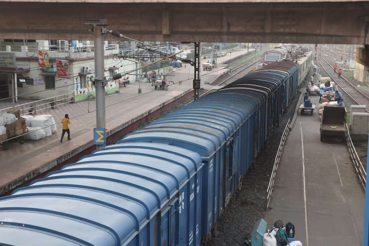 Jamshedpur News : टाटानगर स्टेशन पर पैदल मार्ग पर खड़ी हुई मालगाड़ी, साढ़े तीन घंटे परेशान रहे यात्री