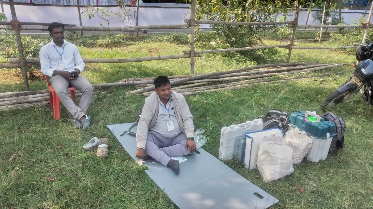 Jamshedpur News : धालभूमगढ़ के कई बूथों की वोटर लिस्ट में निकली गड़बड़ी, सुधार के बाद पोलिंग टीम रवाना