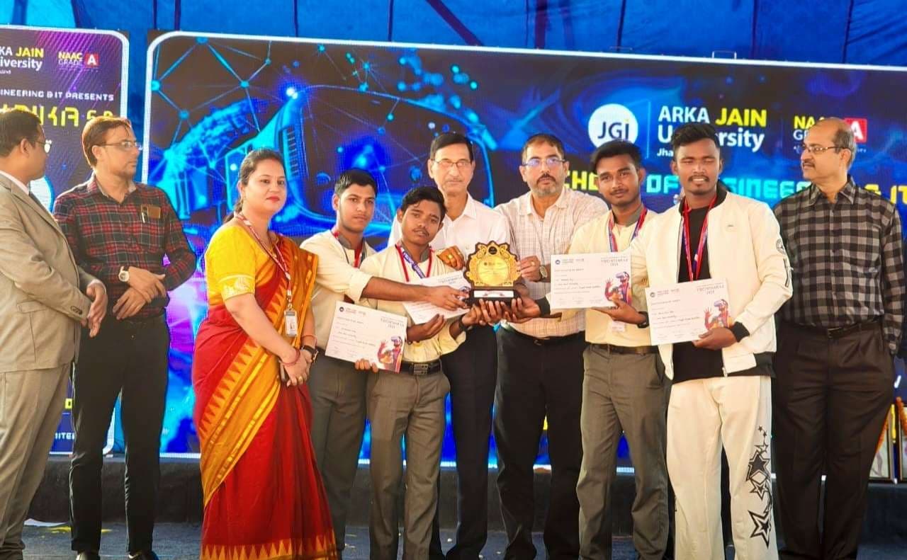 East Singhbhum News : मेटल डिटेक्टिंग रोबोट बनाकर विद्यार्थियों ने चौंकाया