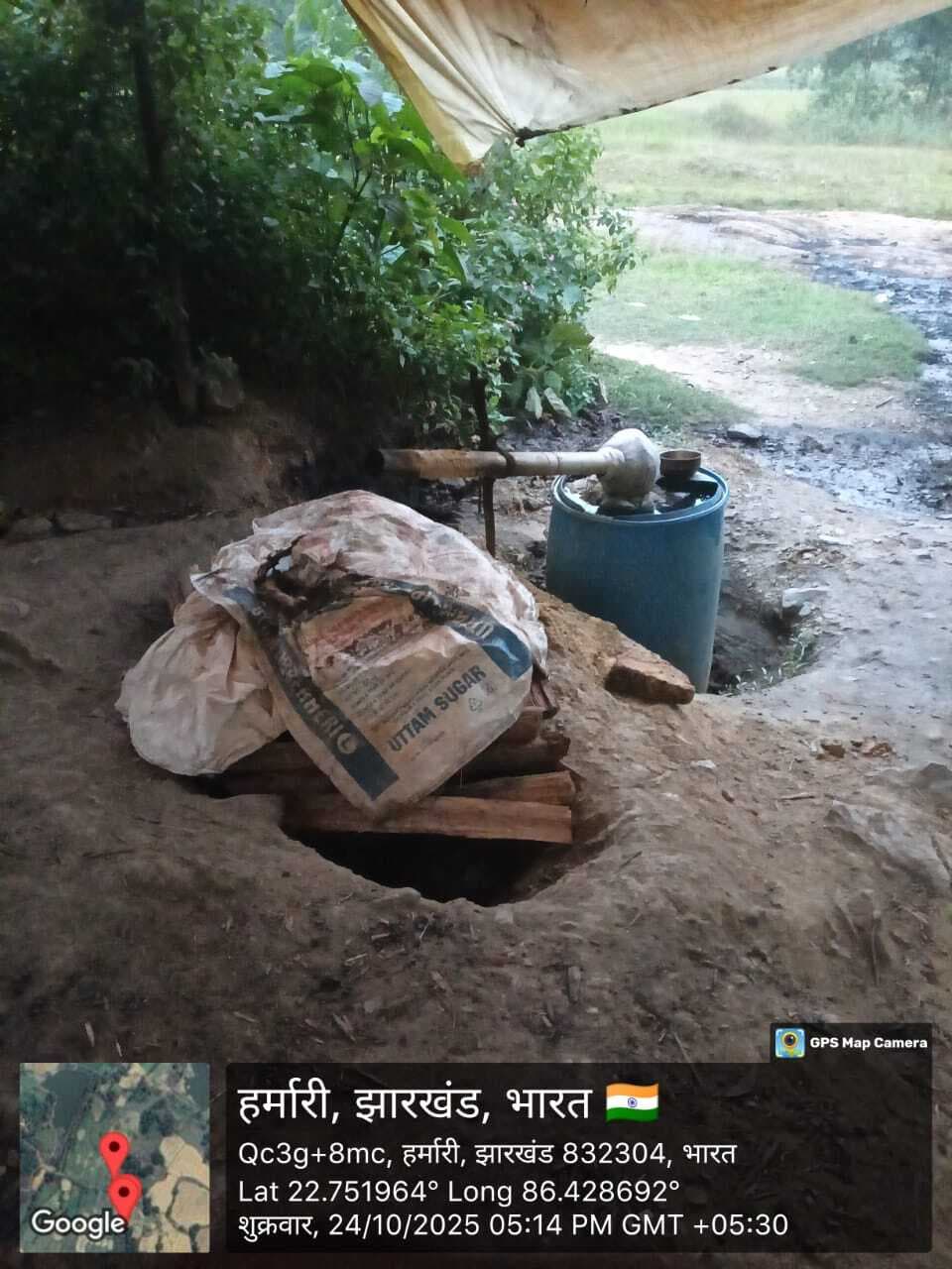 East Singhbhum News : गोविंदपुर में खुलेआम बन रही महुआ शराब