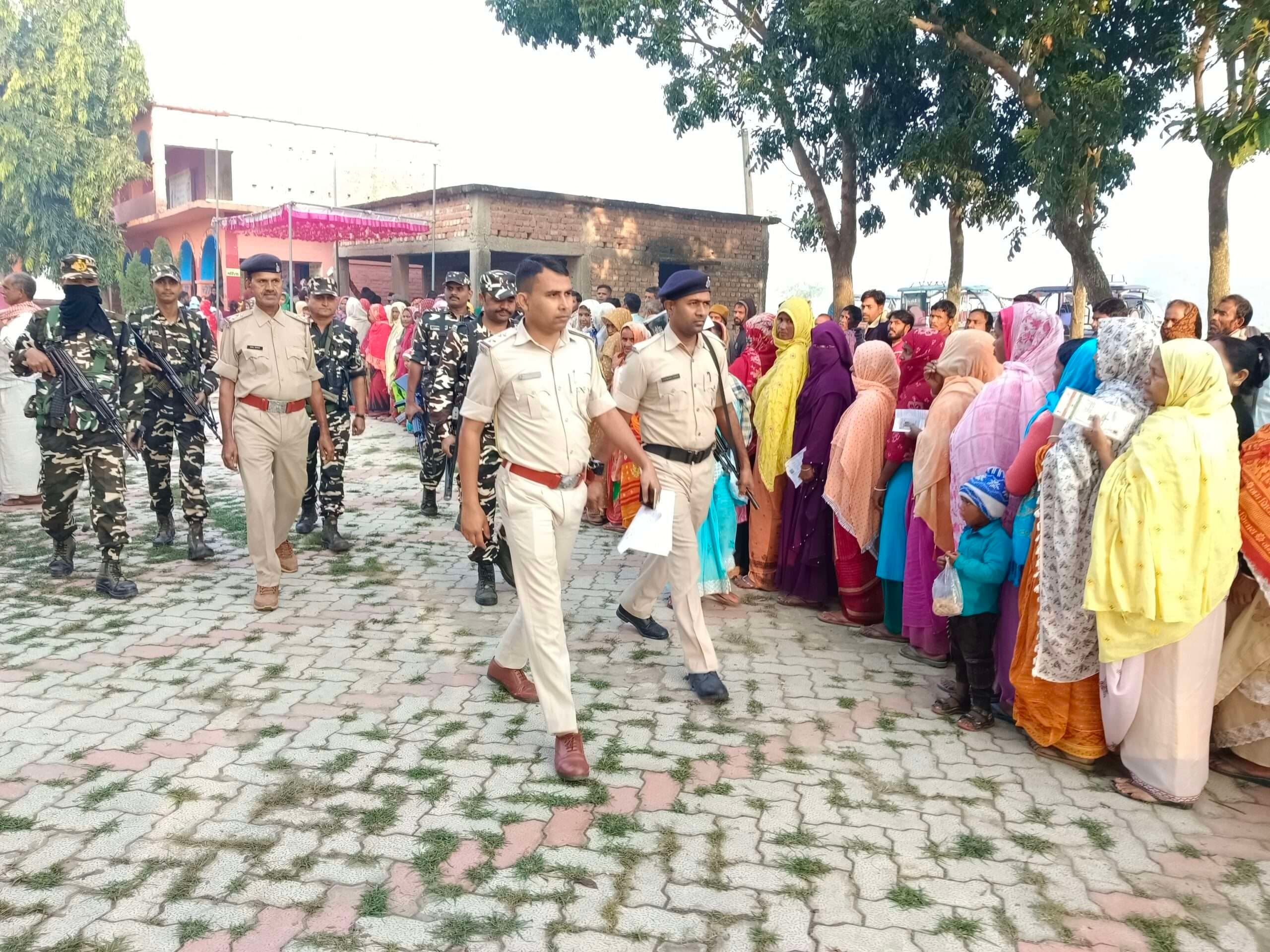 ठाकुरगंज विधानसभा : अधिकारियों ने किया मतदान केंद्रों का निरीक्षण