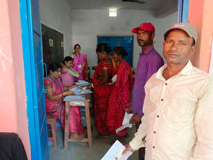 दुल्हन की तरह सजा पिंक बूथ, महिला वोटरों में उत्साह