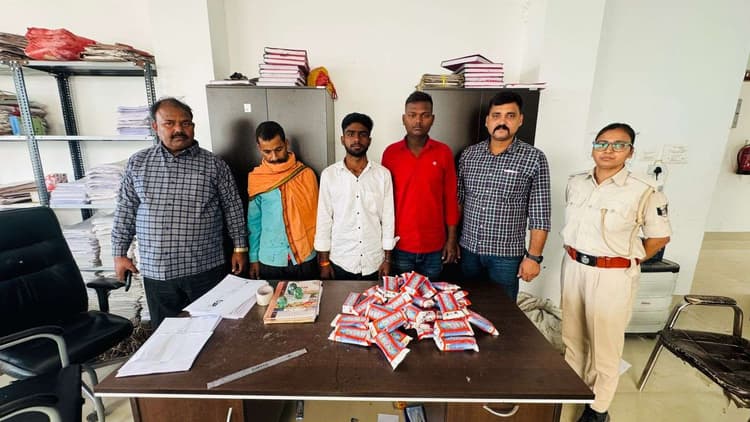 तीन अलग-अलग जगहों से छह शराब तस्कर किये गये गिरफ्तार, 37 लीटर शराब बरामद