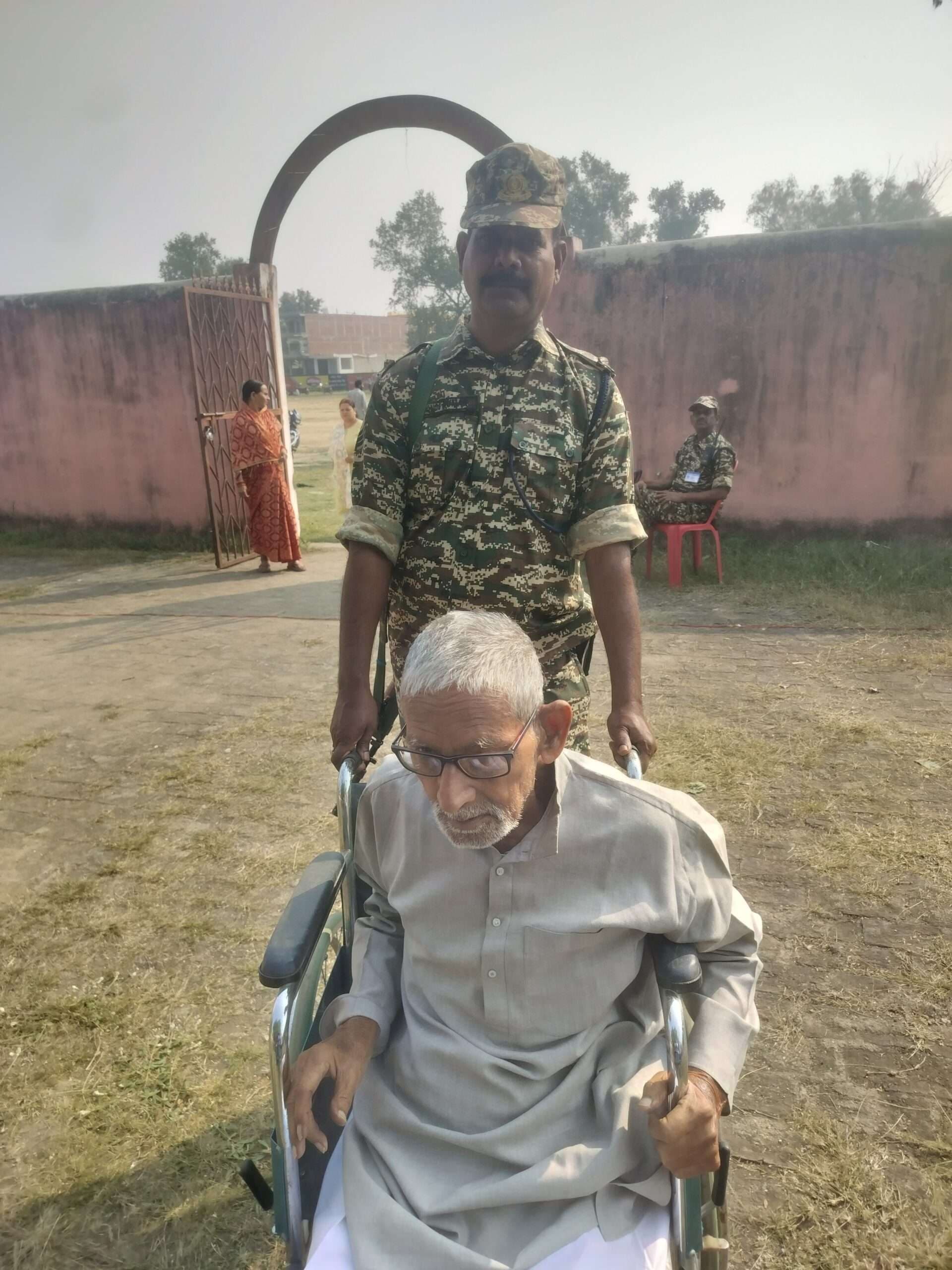 बोधगया विस ::::: भैंस पर सवार होकर पहुंचा वोट देने