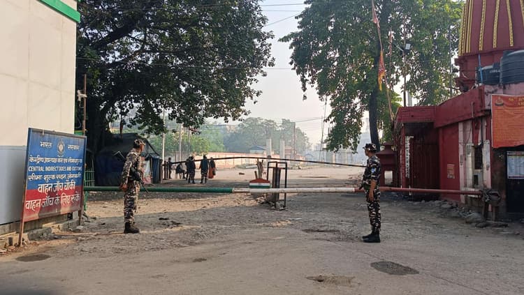 सीमा सील होने से नेपाल जाने वाले लोगों को हुई परेशानी