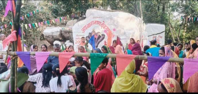 धूमधाम से की गयी नागपंचमी की पूजा-अर्चना, श्रद्धालुओं ने चढ़ाया दूध व लावा