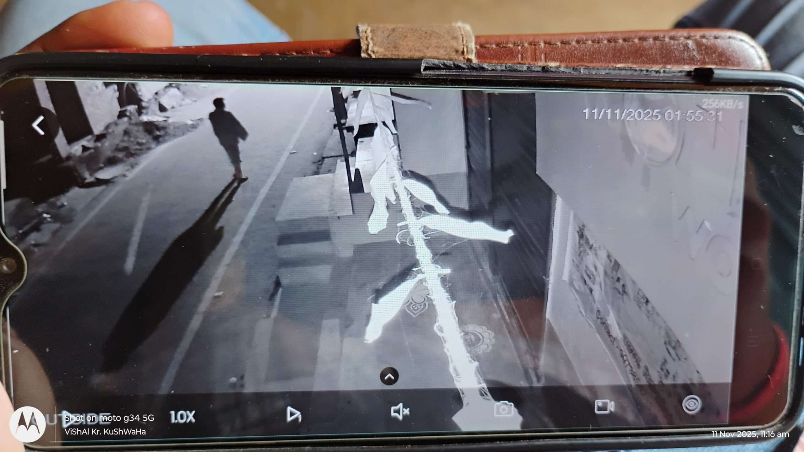 बरहरवा में कुशवाहा टोला में मोबाइल चोरी और नकदी पर हाथ साफ