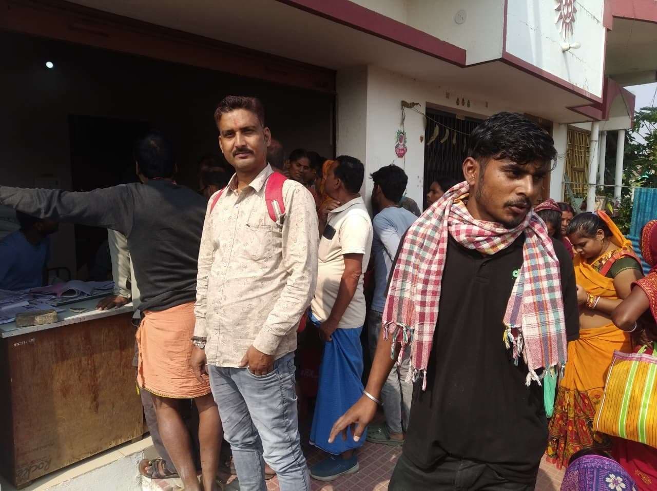 प्रत्यक्षण एवं अनुदानित दर पर बीज के लिए उमड़ी किसानों की भीड़