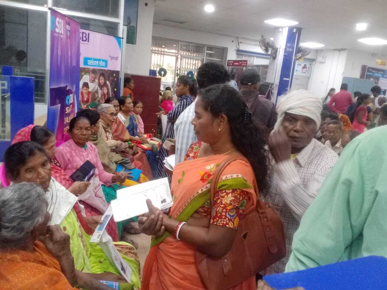 घर-घर जाकर निःशक्त पेंशनरों को दिया जीवन प्रमाण-पत्र