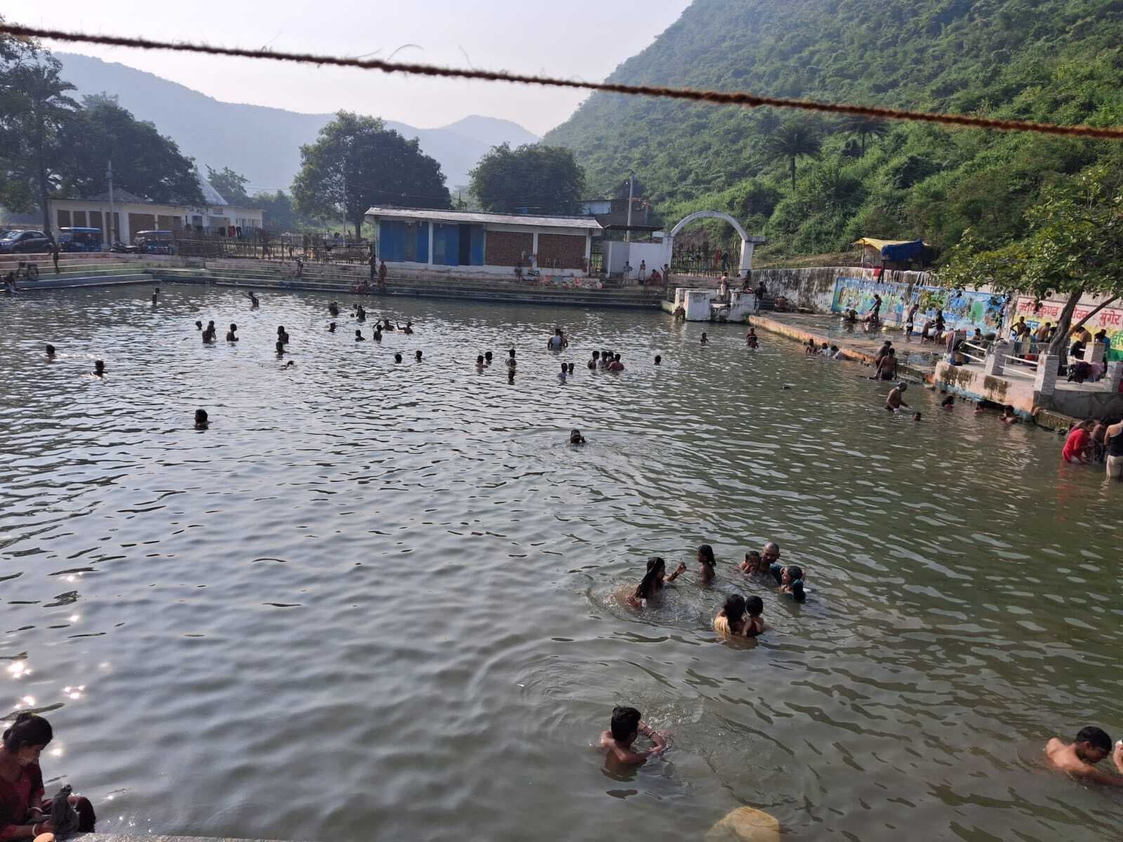 प्राकृतिक वादियों के बीच ऋषिकुंड का गर्म जल सैलानियों को करने लगा आकर्षित