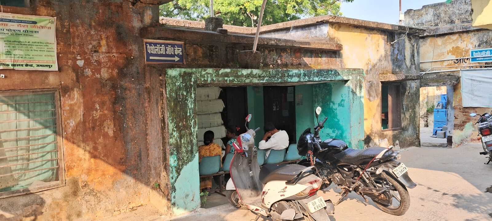 अस्थाई पुलिस शिविर पर दुकानदारों का कब्जा, जाम से आम परेशान