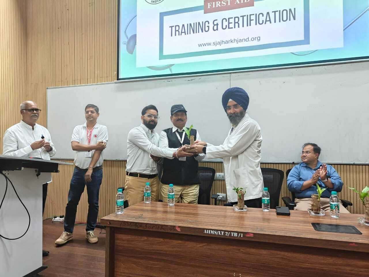 Deoghar news : एम्स देवघर में रेडक्रॉस का प्राथमिक उपचार प्रशिक्षण शिविर शुरू