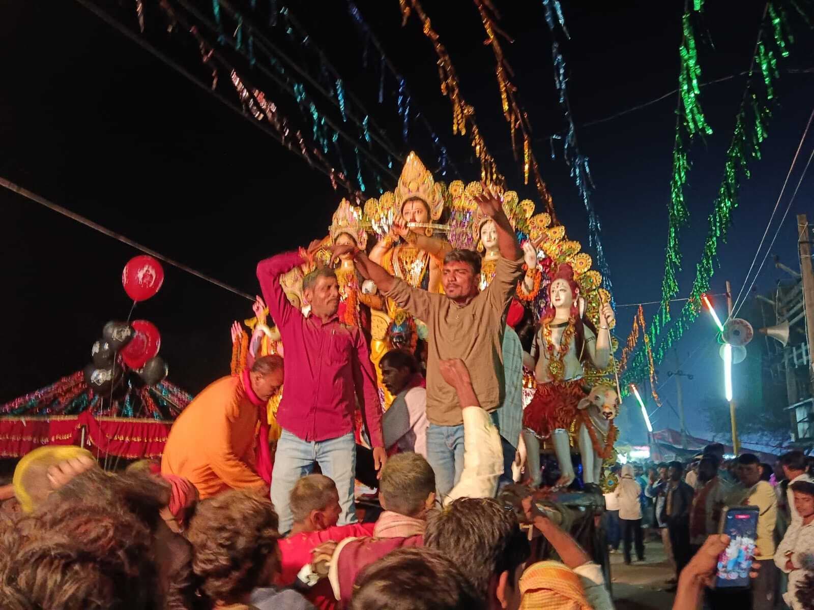 गाजे-बाजे के साथ प्रतिमा का किया विसर्जन