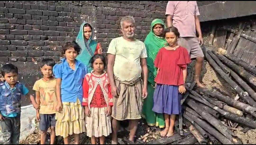 सड़कपुर गांव में एक घर जला