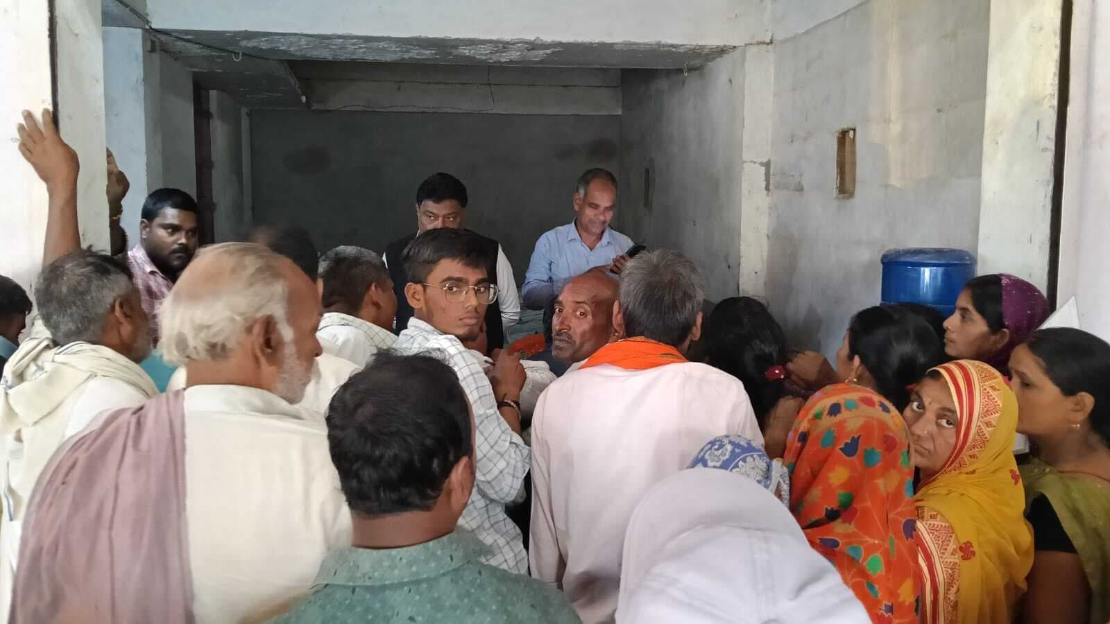 किसानों ने बीज वितरण में गड़बड़ी का लगाया आरोप