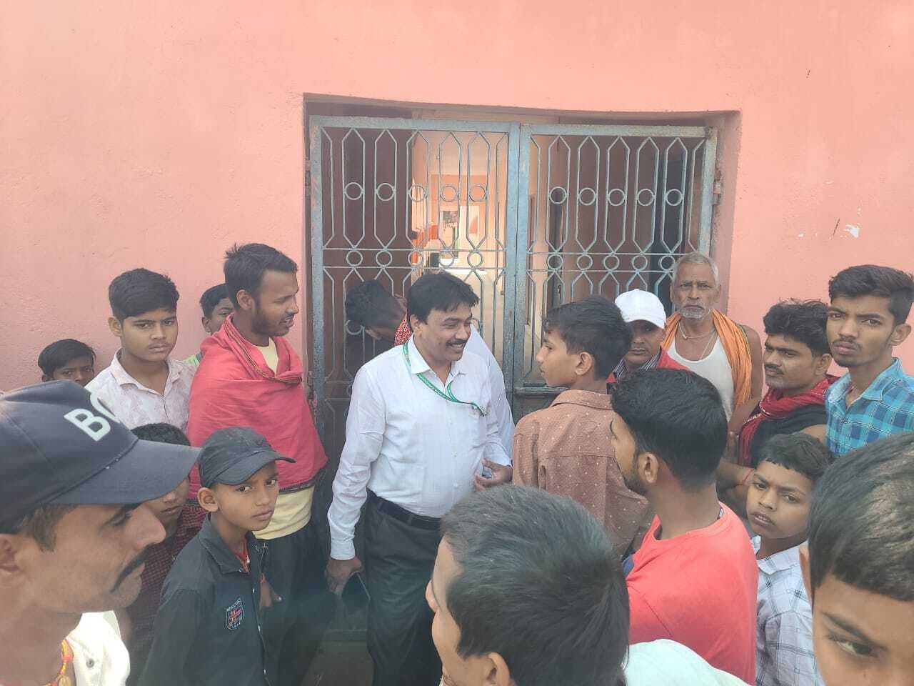 मध्य विद्यालय नोमा में एमडीएम नहीं बनने पर आक्रोशित ग्रामीणों ने स्कूल में जड़ा ताला