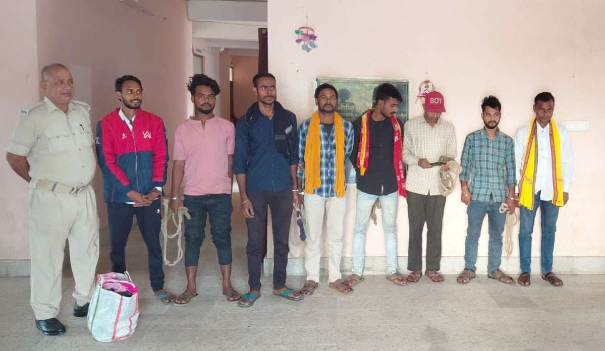 शराब के साथ दो तस्कर व सात शराबी गिरफ्तार