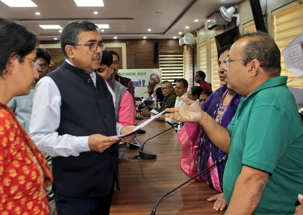 Bokaro News : डीसी ने जनता के साथ अनुचित व्यवहार पर राजस्व उप निरीक्षक को लगायी फटकार