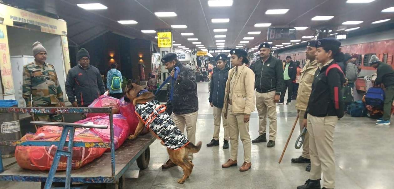 Bokaro News : रेलवे स्टेशन पर चला सघन सर्च ऑपरेशन
