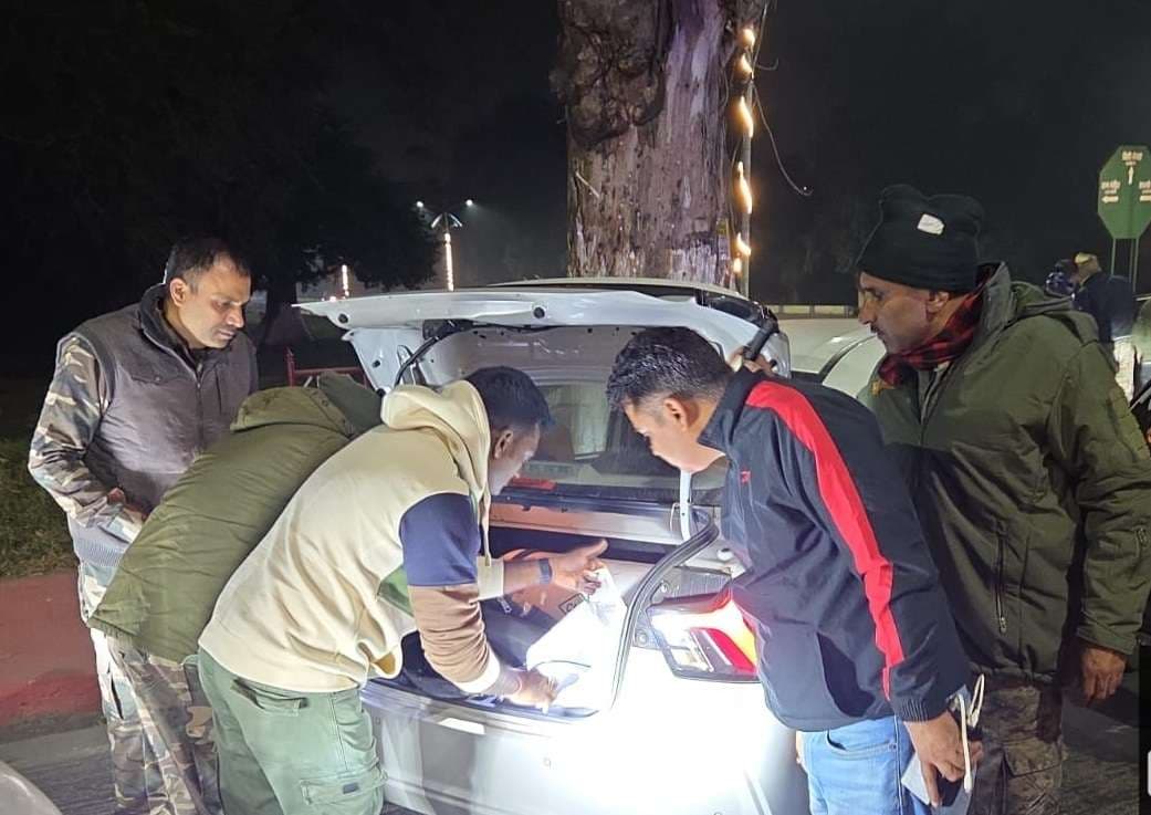 Bokaro News : सीमा पर चौकसी तेज, वाहनों की हो रही जांच