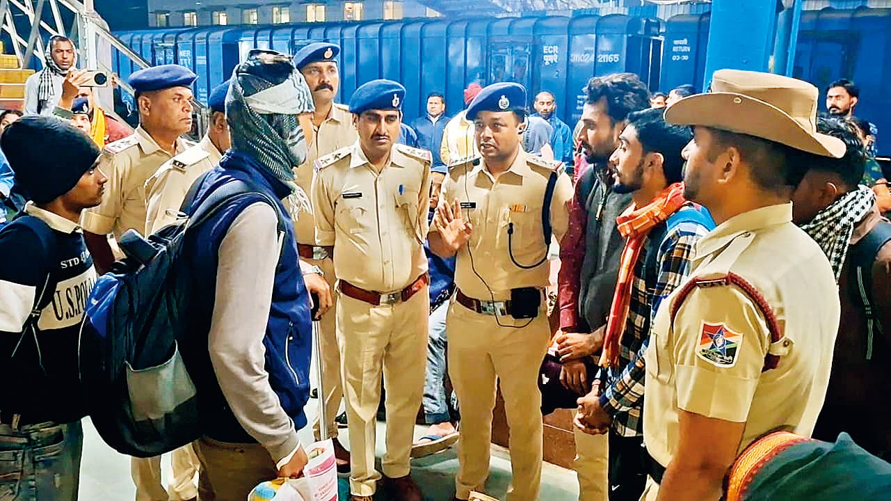 Hajipur News : दिल्ली में लालकिले के पास धमाके के बाद रेलवे और पुलिस अलर्ट मोड में