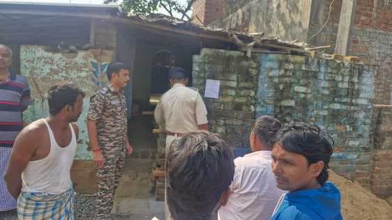 मेहरमा में पत्नी की हत्या के मुख्य आरोपी के घर चिपकाया इश्तेहार