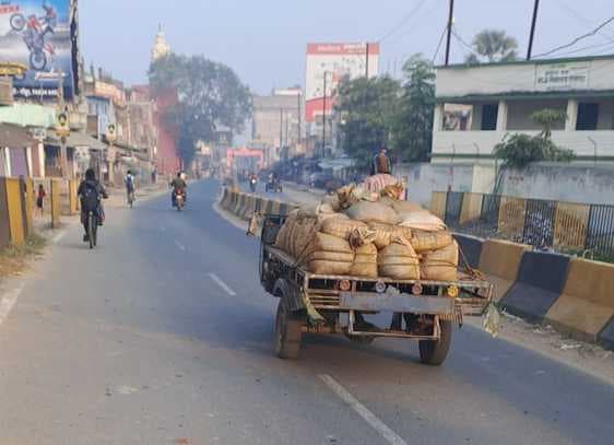 गोड्डा-पाकुड मुख्य मार्ग पर साइकिल और जुगाड़ गाड़ी से हो रही बालू की ढुलाई