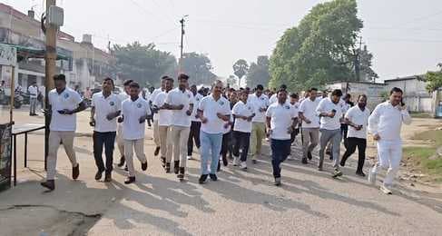 सैकड़ों प्रतिभागियों ने राजेंद्र स्टेडियम से बसुवा चौक और गंगासागर मोड़ होते हुए दौड़ में लिया हिस्सा