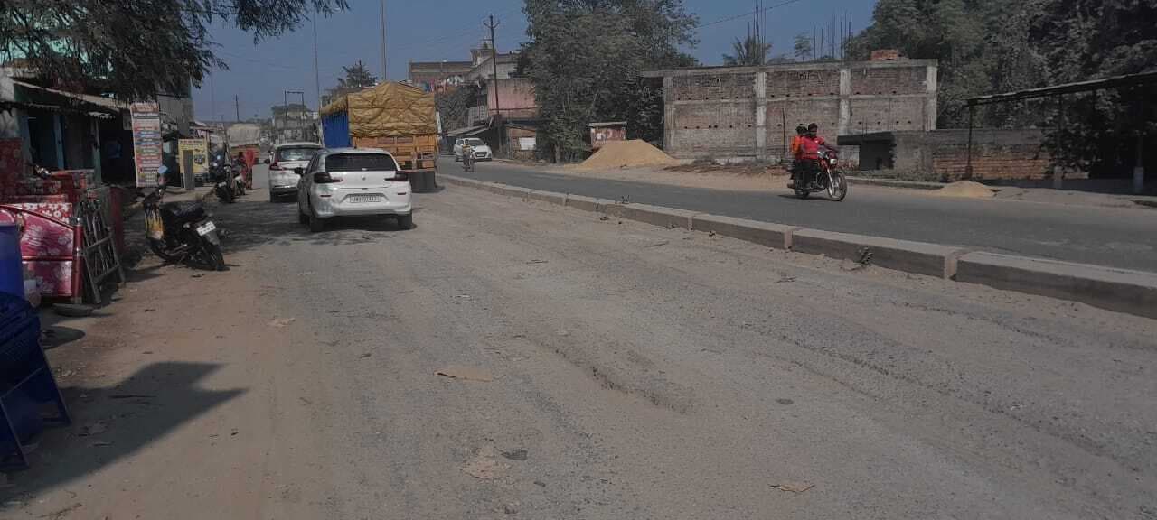 Seraikela Kharsawan News : चौका-कांड्रा रोड पर उड़ती धूल से सांस लेने हुआ मुश्किल, लोग परेशान