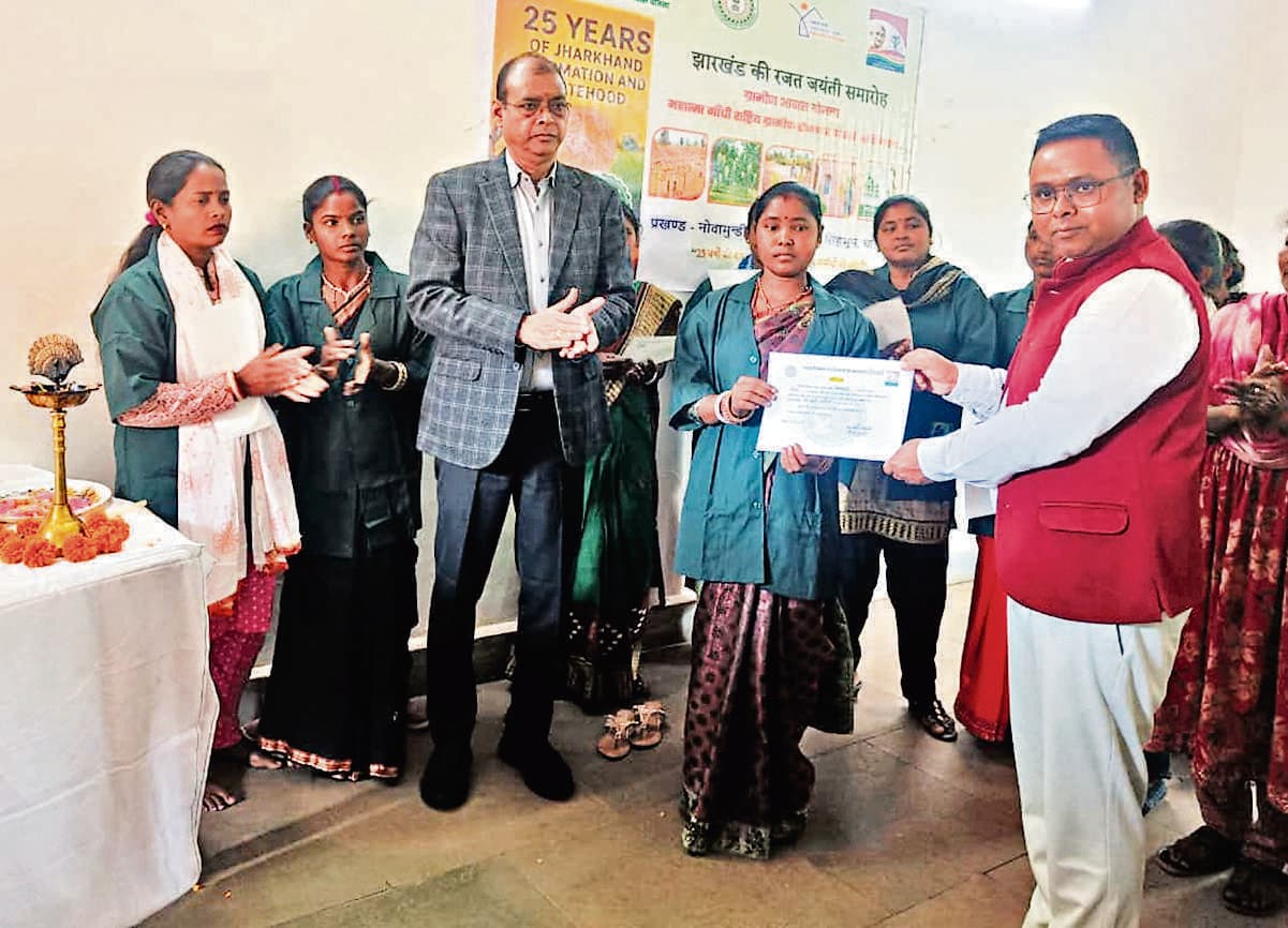 Chaibasa News : बिरसा मुंडा की जयंती पर मनरेगा श्रमिकों को मिला सम्मान