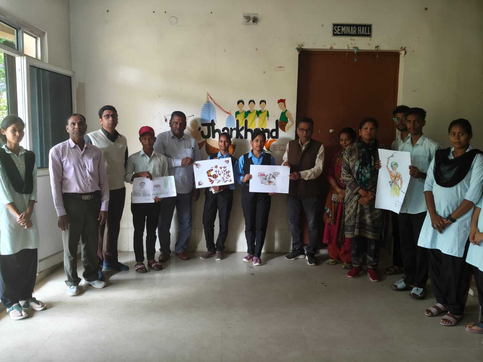 Chaibasa News : विद्यार्थियों ने कैनवास व दीवारों पर उकेरी झारखंड की कला-संस्कृति