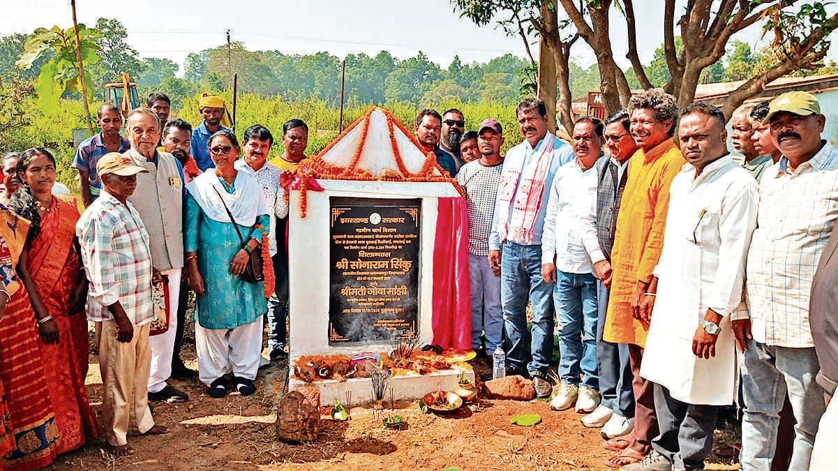 Chaibasa News : सरकार आम जनता के विकास के लिए प्रतिबद्ध : सोनाराम सिंकू