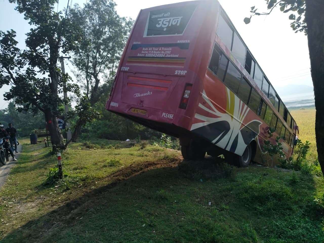 East Singhbhum News : बोकारो जा रही बस खेत में घुसी, बाल-बाल बचे यात्री