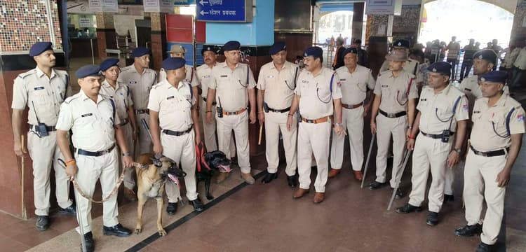 Dhanbad News: धनबाद स्टेशन की बढ़ायी गयी सुरक्षा