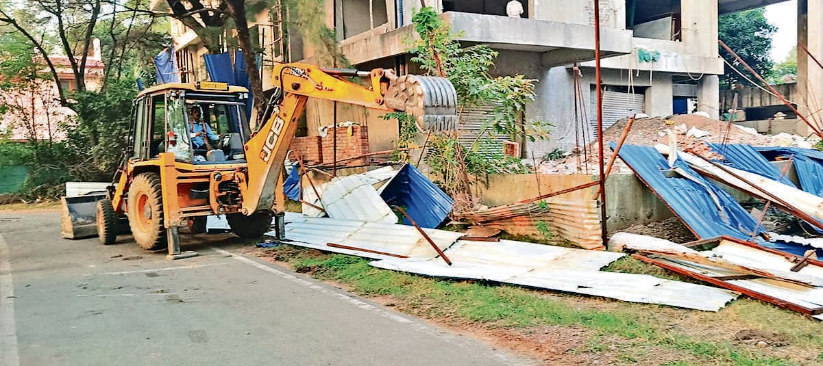 Jamshedpur News : सर्किट हाउस एरिया में अतिक्रमण पर चला बुलडोजर, 21 हजार वर्गफीट जमीन खाली