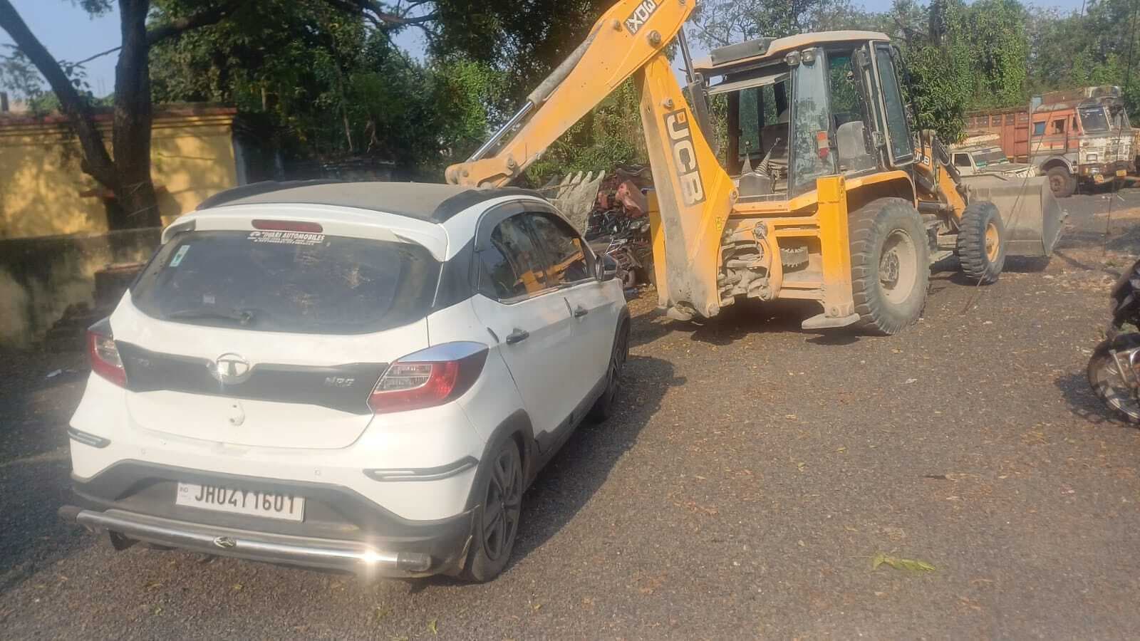 चेकिंग के दौरान बालू लदा ट्रक भागा, संदेह में एक कार जब्त