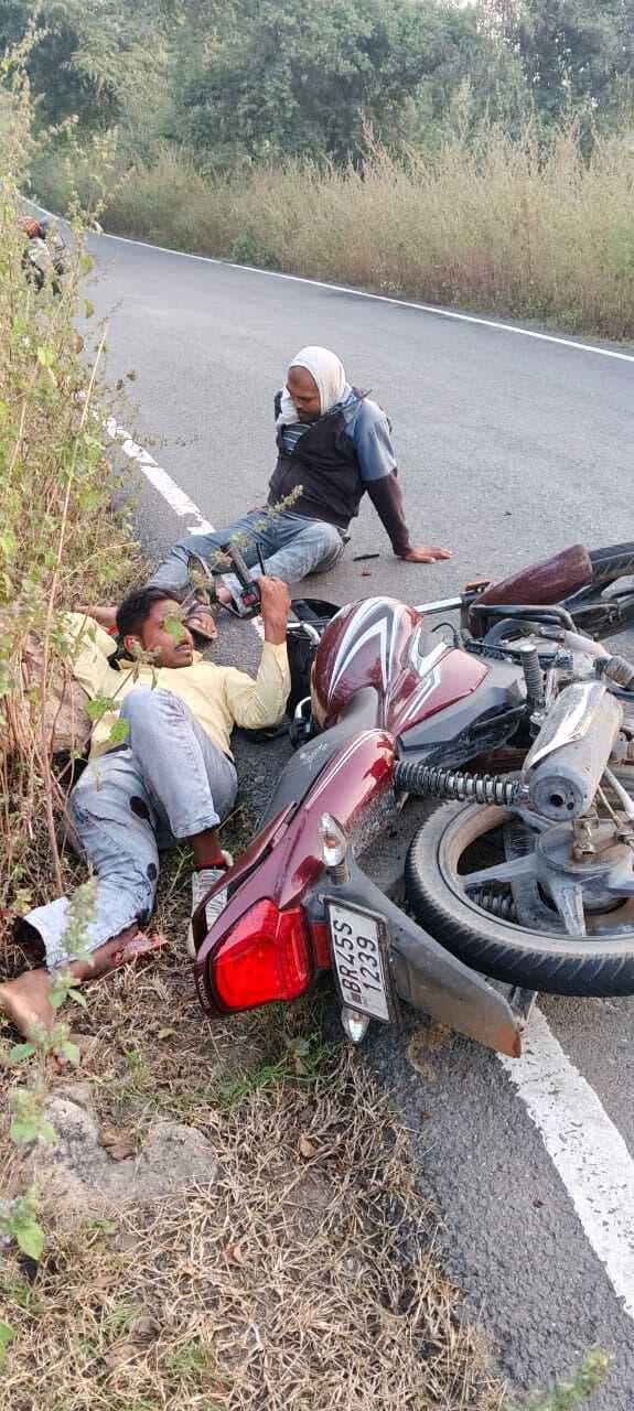 वोट देकर भभुआ जा रहे दो युवक पिकअप के धक्के से बुरी तरह घायल, रेफर