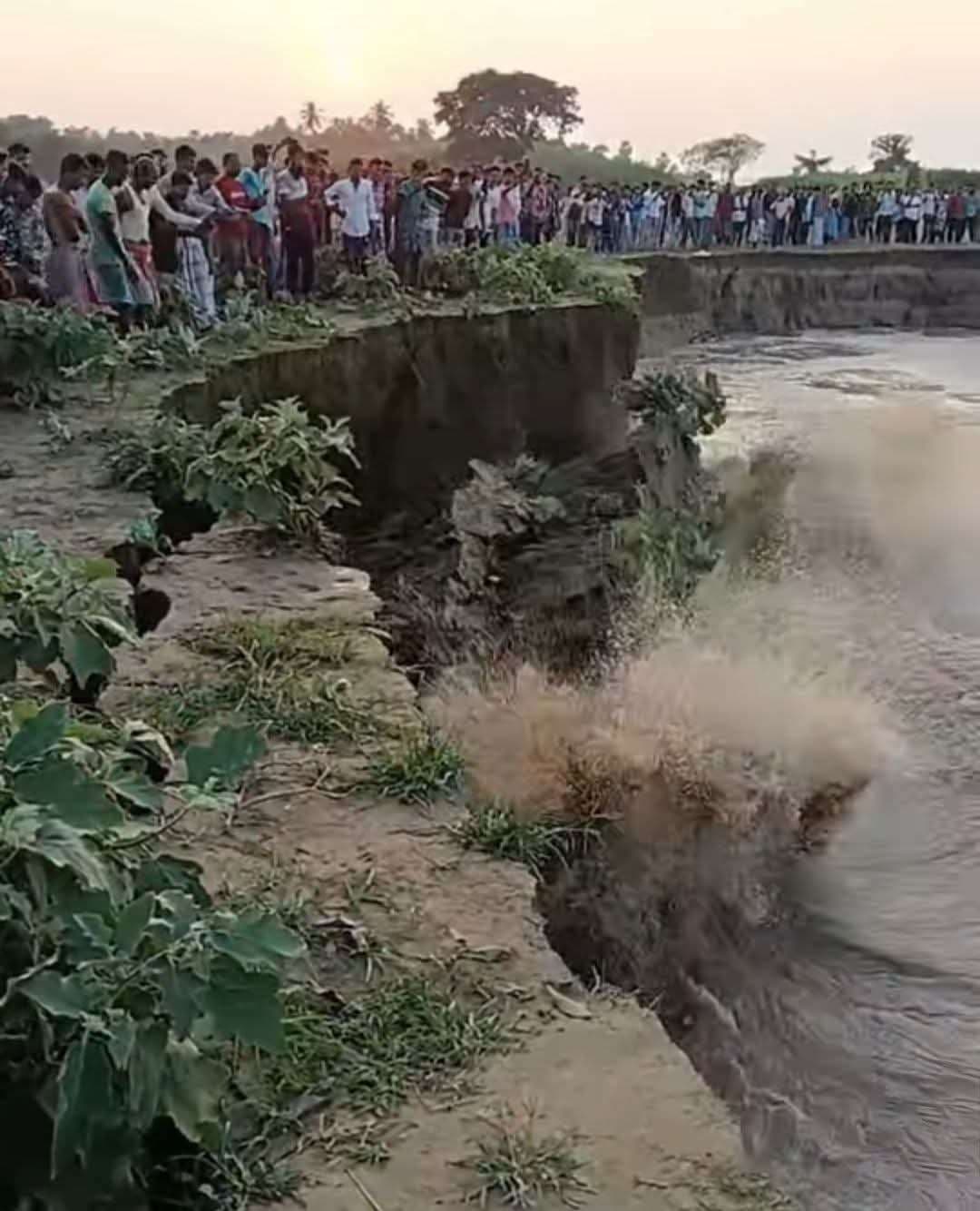 गंगा कटाव से बढ़ा ग्रामीणों का डर, आधा दर्जन घर गंगा में समाये