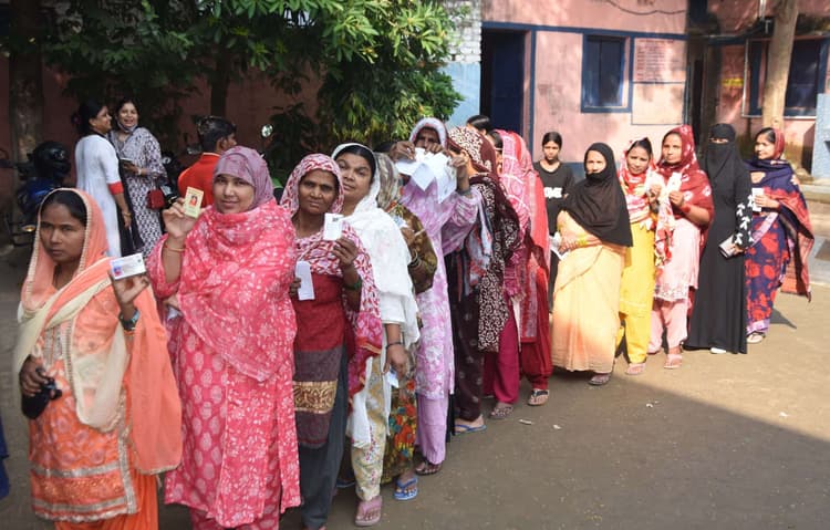 वोटिंग में पुरुष को पीछे छोड़ महिला मतदाता निकल गयीं आगे